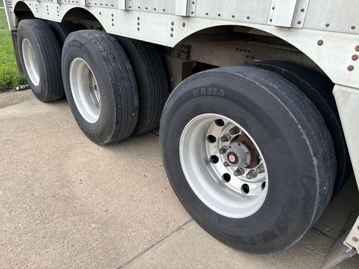2016-wilson-livestock-trailer-image-36
