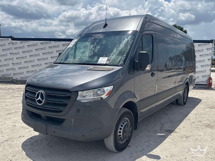 2021-mercedes-benz-sprinter-4500-image-1