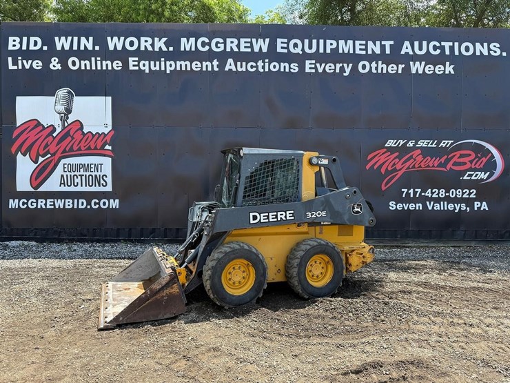 2016-deere-320e-image-1