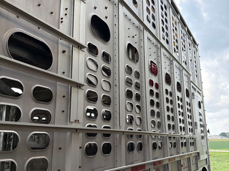 2016-wilson-livestock-trailer-image-17