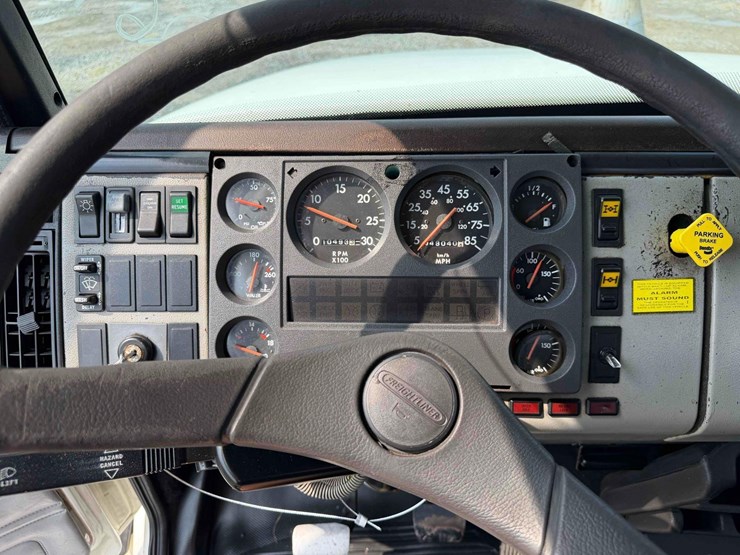 2000-freightliner-fl112-image-29