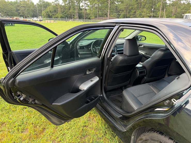 #106-•-2013-toyota-camry-passenger-car-image-16