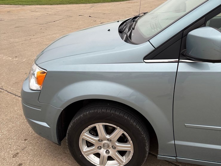 2008-chrysler-town-&-country-touring-image-10