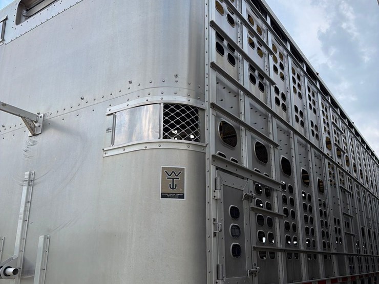 2016-wilson-livestock-trailer-image-23