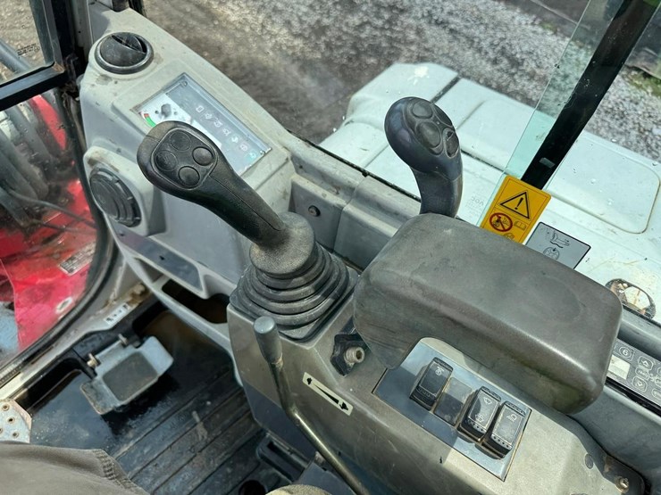 2012-takeuchi-tb250-image-27