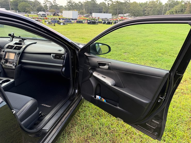 #106-•-2013-toyota-camry-passenger-car-image-20