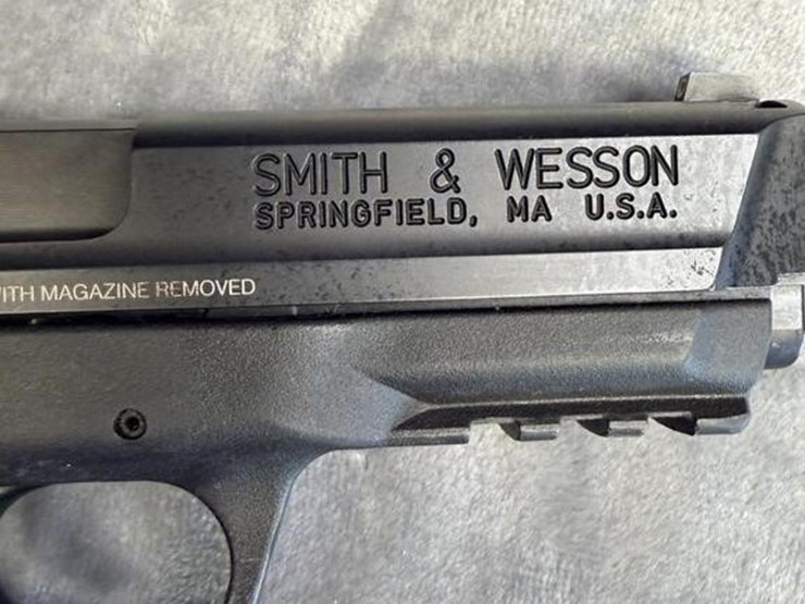 gs---smith-and-wesson-m&p-40-image-5