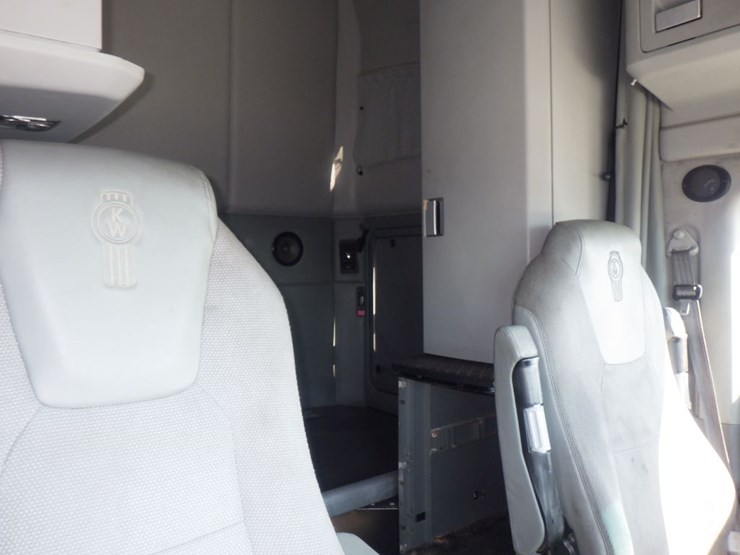 2017-kenworth-t680-image-5