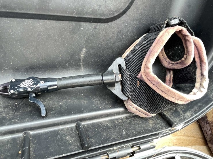 #5715-•-hoyt-usa-bow-image-12