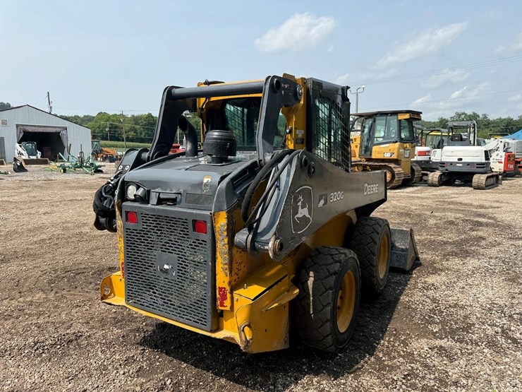 2024-deere-320g-image-4