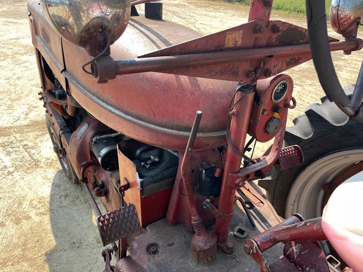 #300-•-1951-farmall-m-tractor-image-30