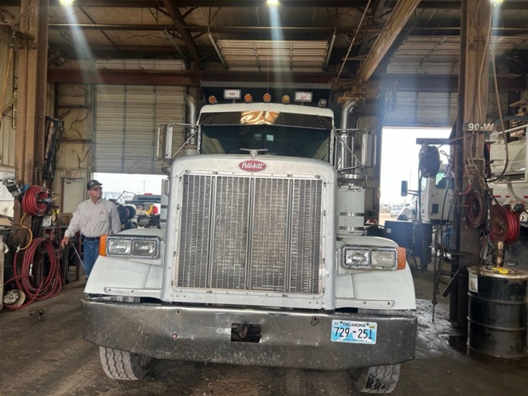 2001-peterbilt-379-image-3