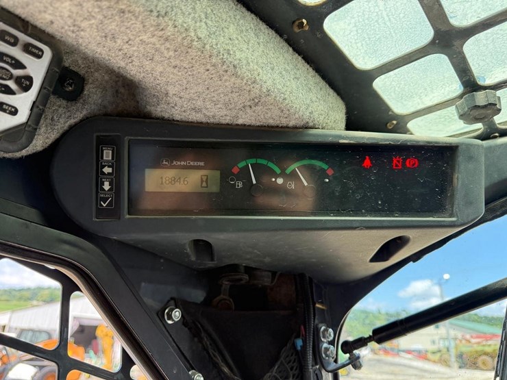 2016-deere-320e-image-21