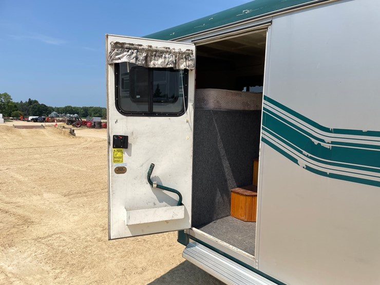 #103-•-1998-trailet-2-horse-trailer-with-overnight-package-(has-wi-title)-image-44