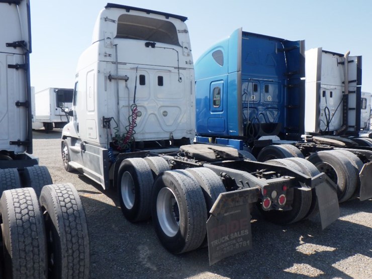 2015-freightliner-cascadia-125-image-12