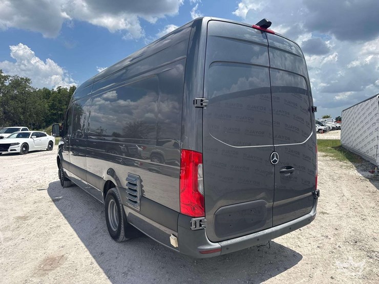 2021-mercedes-benz-sprinter-4500-image-3