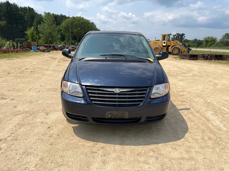 2006-chrysler-town-&-country-image-2