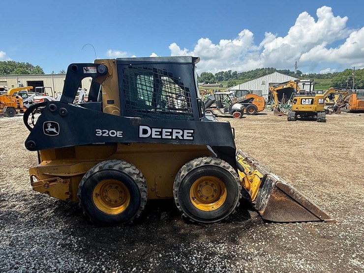 2016-deere-320e-image-5