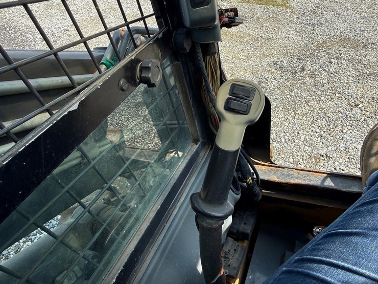 2012-new-holland-l230-image-24