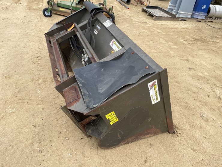 #3579-•-wood-chuck-bedding-spreader-bucket-attachment-image-4