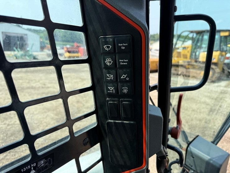 2020-bobcat-s76-image-24