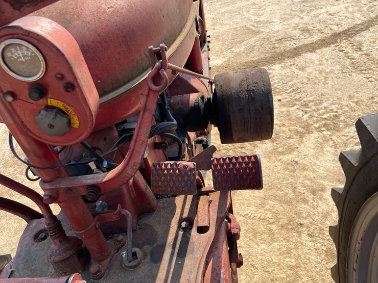 #300-•-1951-farmall-m-tractor-image-29