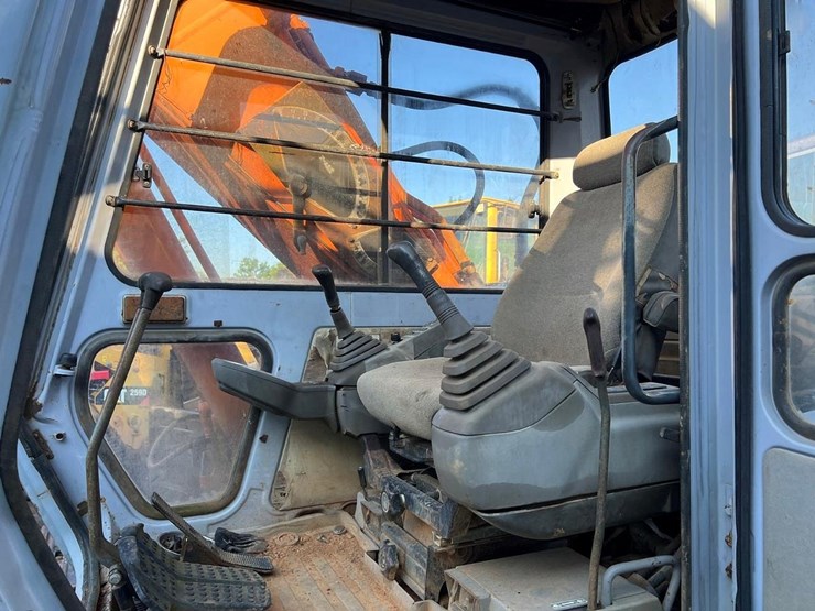 hitachi-ex200-image-18