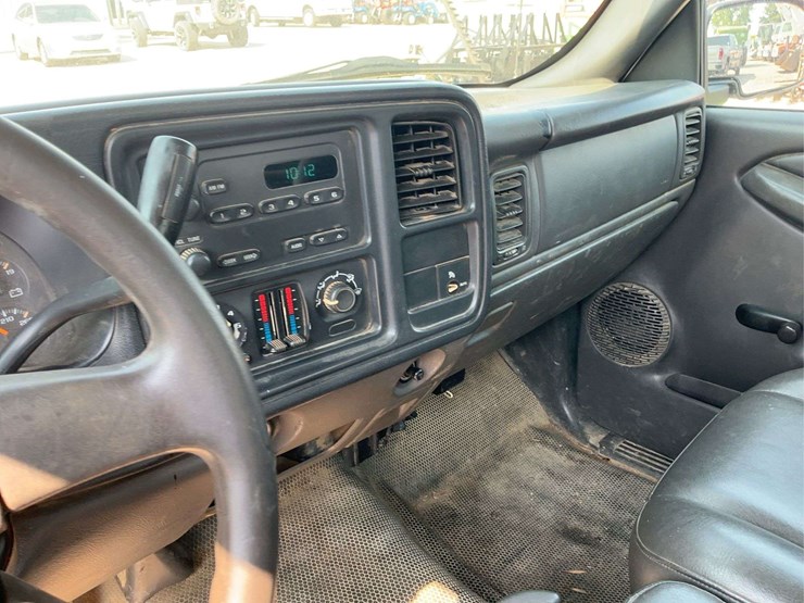 2004-chevrolet-silverado-1500-image-8