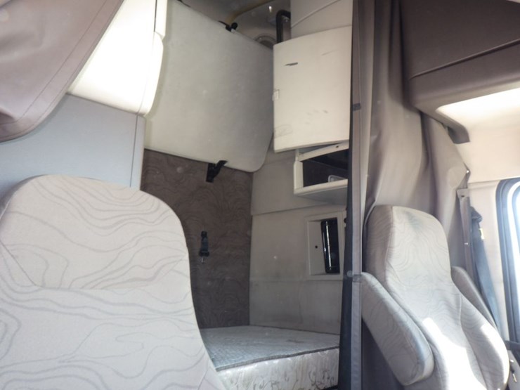 2018-volvo-vnl780-image-7