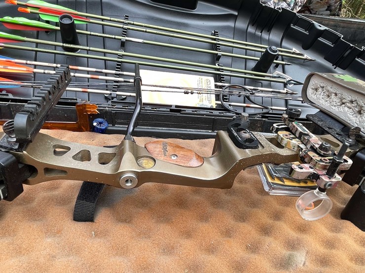 #5715-•-hoyt-usa-bow-image-4