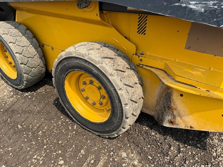 2024-deere-320g-image-16