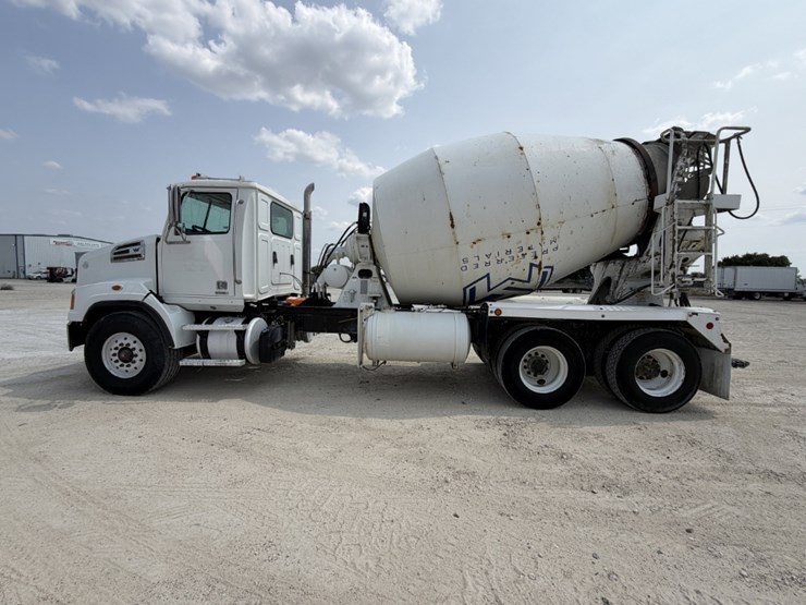 2022-western-star-4700-image-8