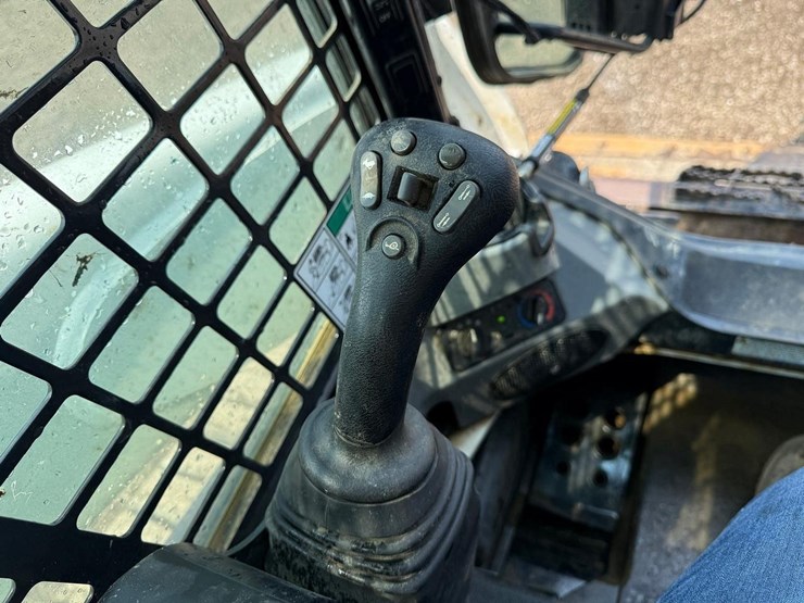 2023-bobcat-t770-image-27