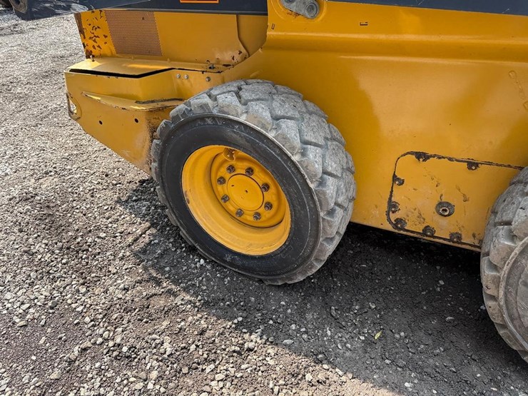 2024-deere-320g-image-13