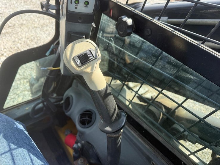 2012-new-holland-l230-image-20