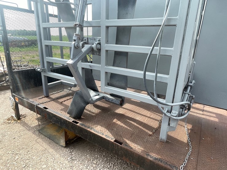 #303-•-tidenberg-heavy-duty-lay-down-cattle-chute-image-10