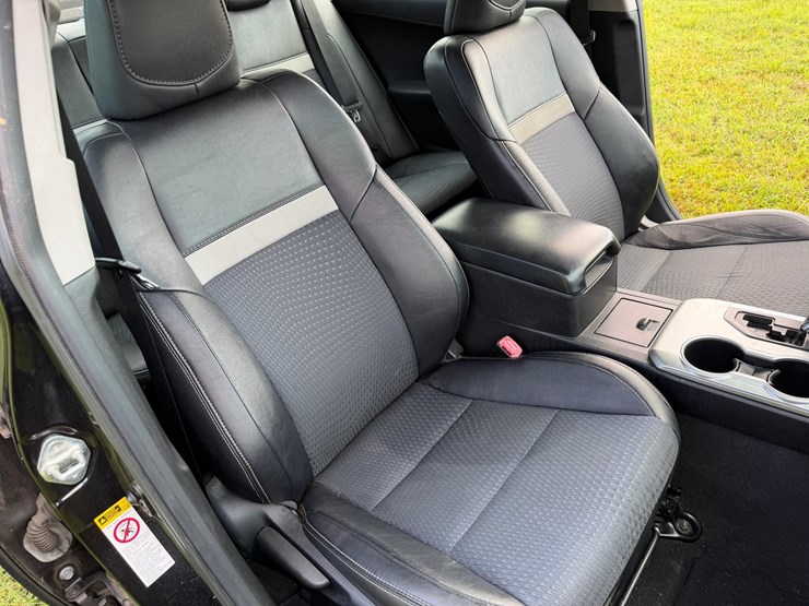 #106-•-2013-toyota-camry-passenger-car-image-21