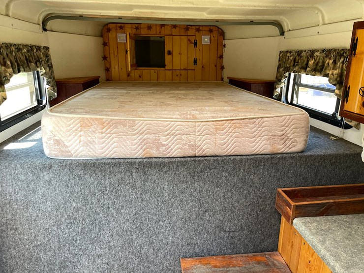 #103-•-1998-trailet-2-horse-trailer-with-overnight-package-(has-wi-title)-image-53