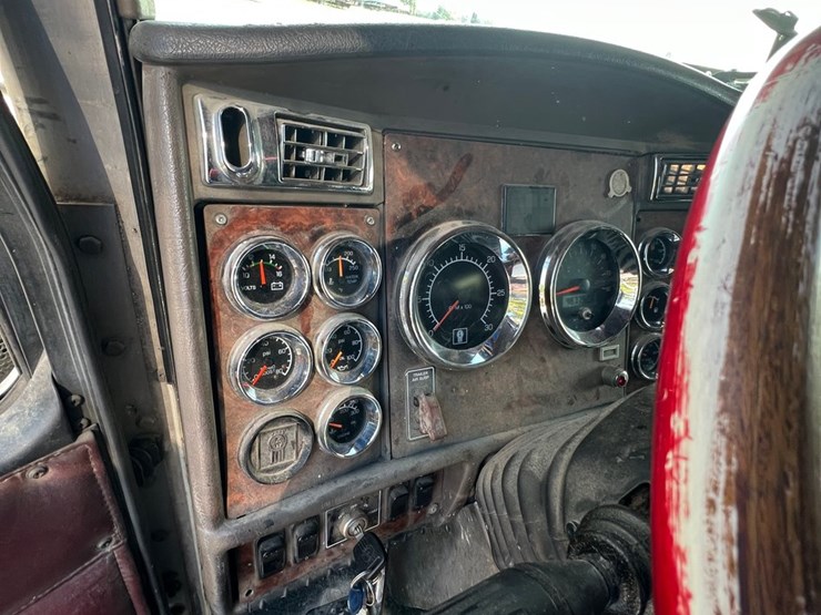2005-kenworth-w900-image-18
