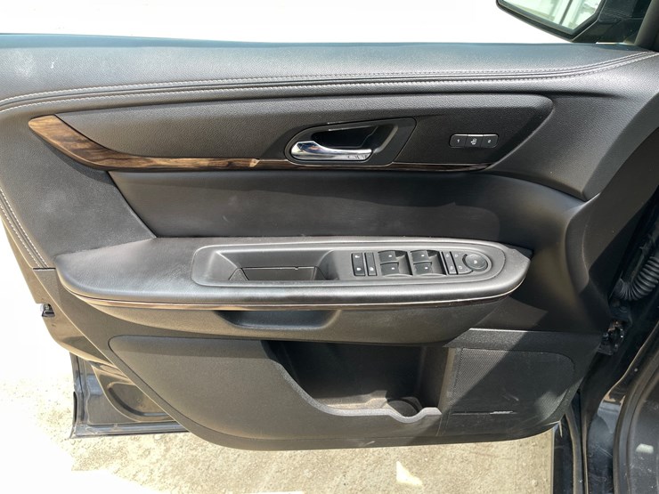 2014-gmc-acadia-denali-image-24
