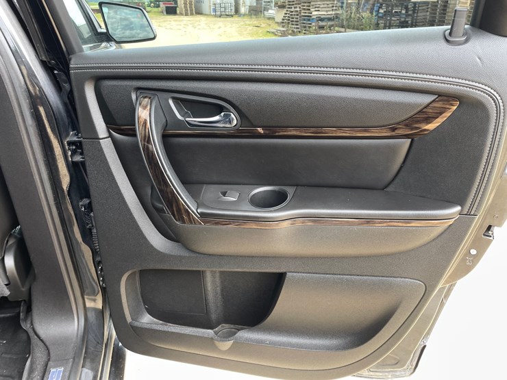 2014-gmc-acadia-denali-image-36