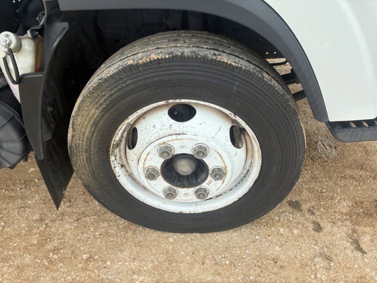 2019-isuzu-npr-image-10