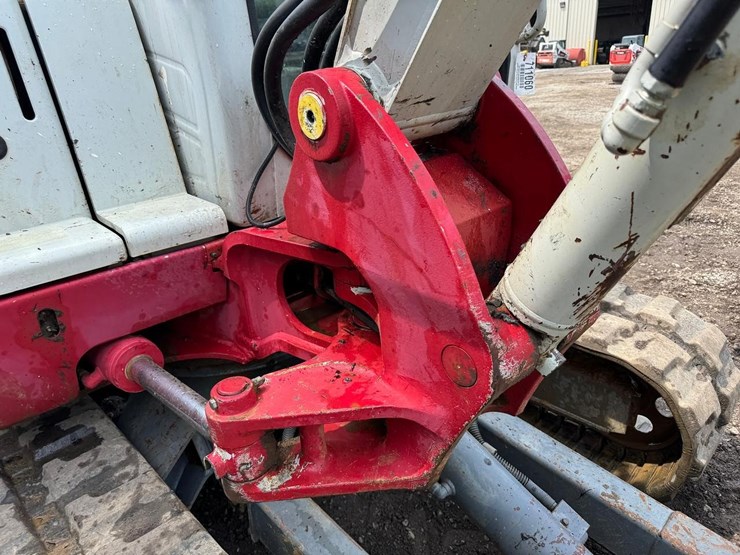 2012-takeuchi-tb250-image-23