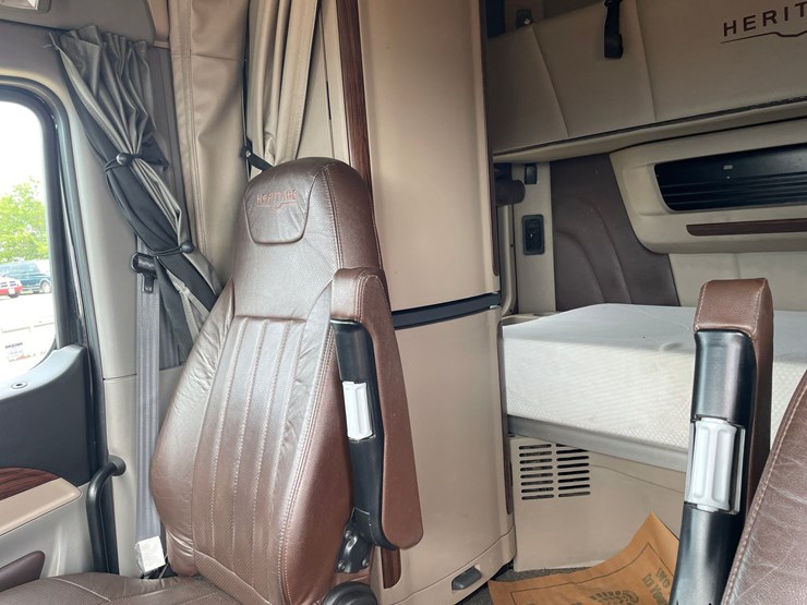 2020-peterbilt-567-image-23