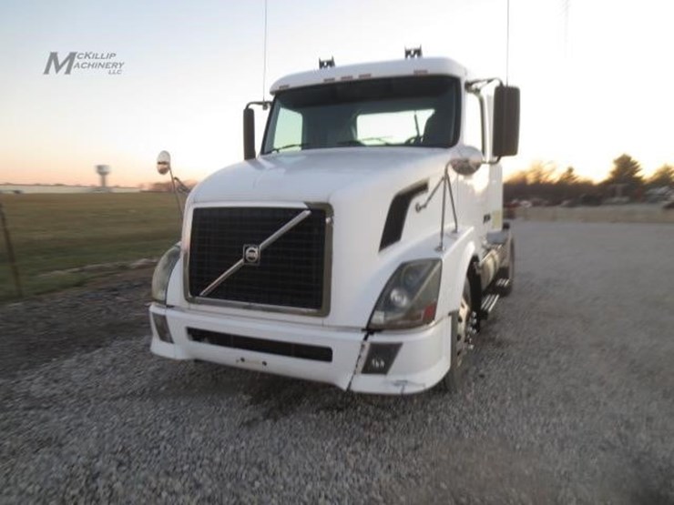 2008-volvo-vnl42t300-image-2