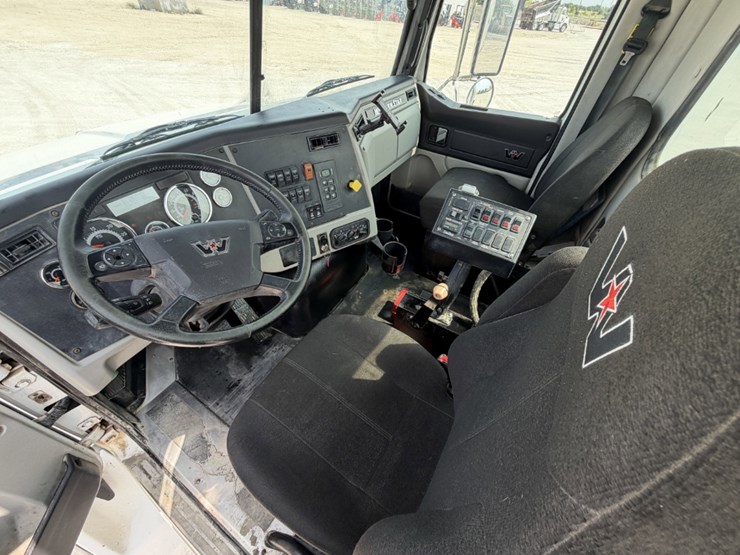 2022-western-star-4700-image-10