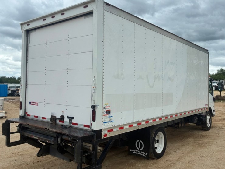 2019-isuzu-npr-image-4