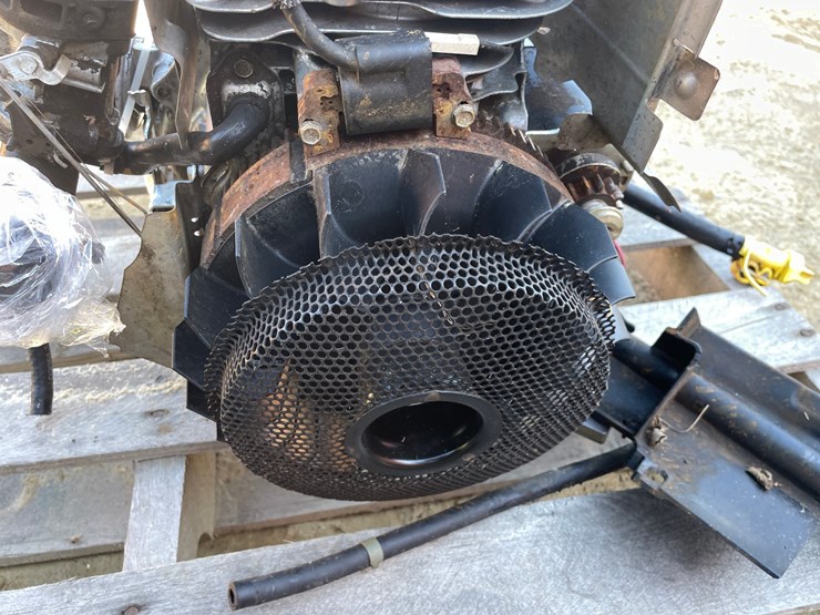 #3588-•-motor-off-of-a-dr-brush-mower-image-9