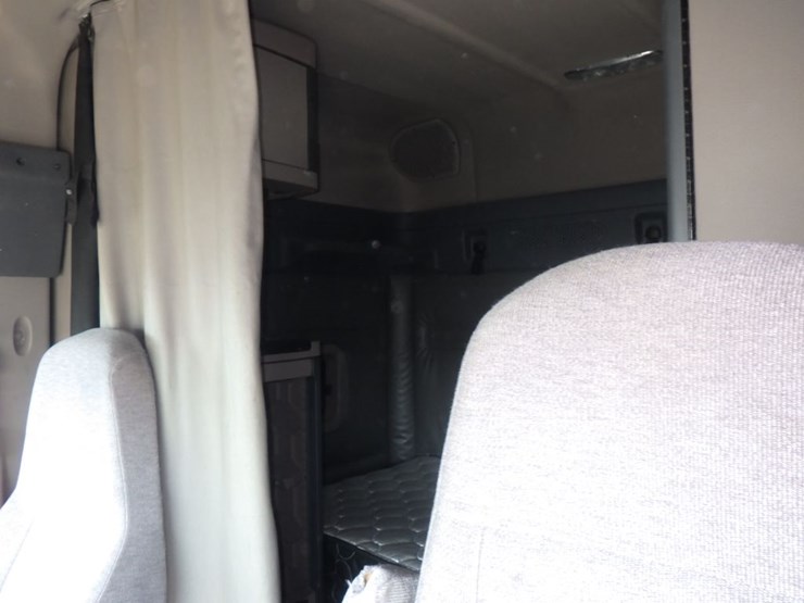 2015-freightliner-cascadia-125-image-19