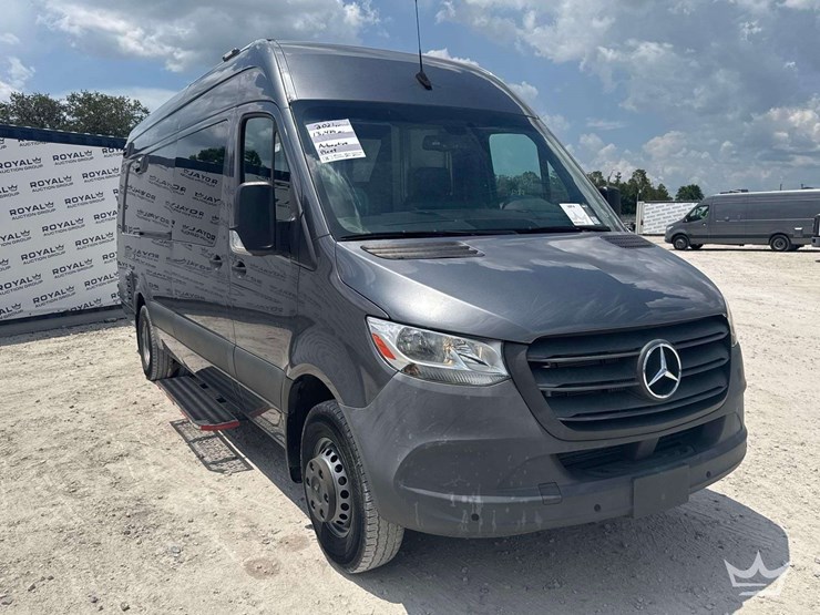 2021-mercedes-benz-sprinter-4500-image-2